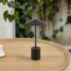 Lámpara de mesa Lindby LED recargable Ayva, negra, aluminio, IP44