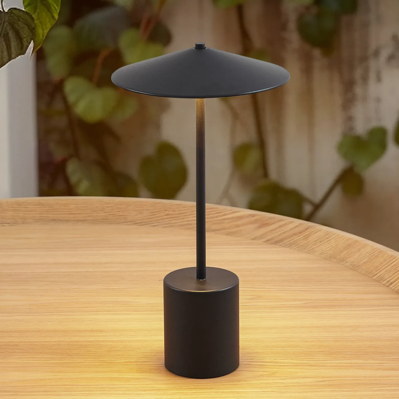 Lámpara de mesa Lindby LED recargable Ayva, negra, aluminio, IP44