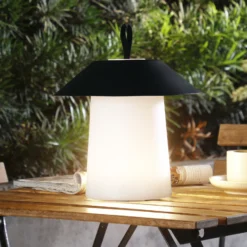 Lámpara de mesa Lindby LED recargable Kalina, negra/blanca, IP44