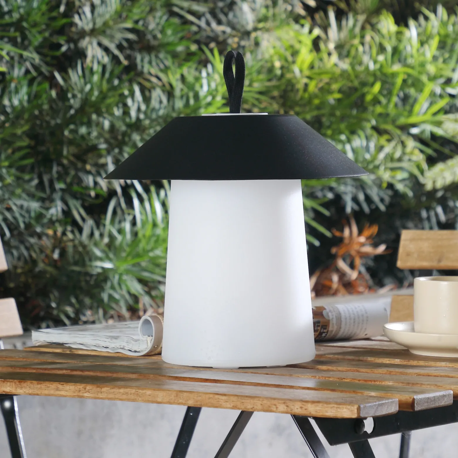 Lámpara de mesa Lindby LED recargable Kalina, negra/blanca, IP44