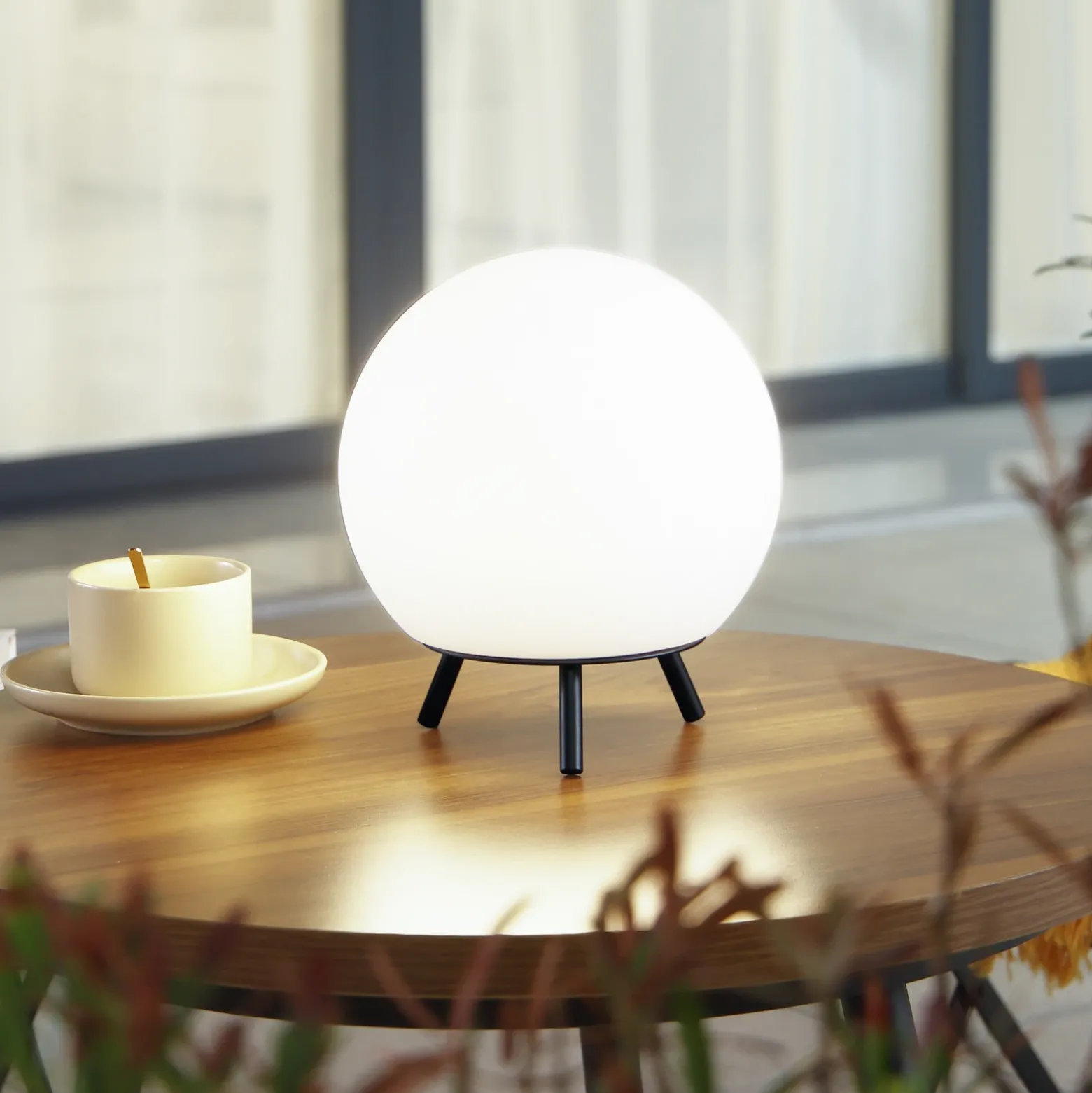 Lámpara de mesa Lindby LED recargable Aurilia, blanco/negro, hierro, IP44