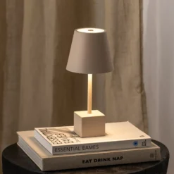 Lámpara de mesa Lindby LED recargable Janea CUBE, beige, metal
