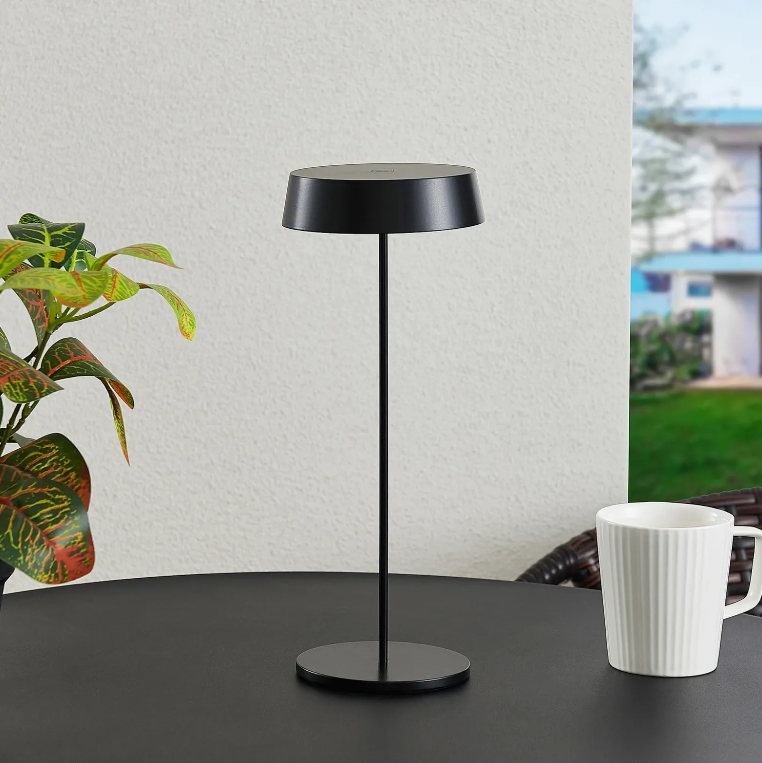 Lámpara de mesa Lucande LED recargable Tibia, negra, aluminio, USB, IP54