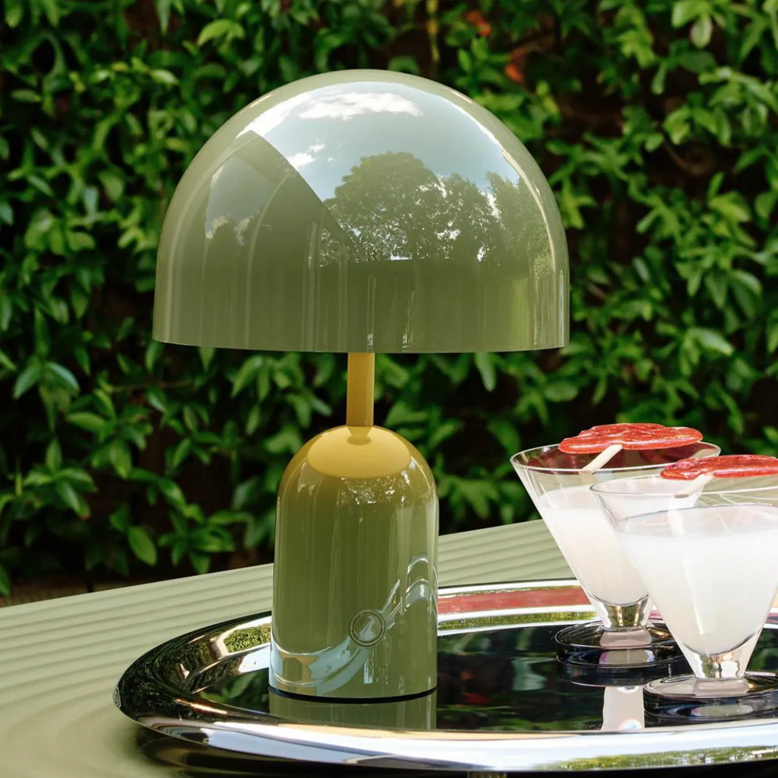 Lámpara de mesa recargable BELL PORTABLE de Tom Dixon, verde musgo, 28 cm, IP44