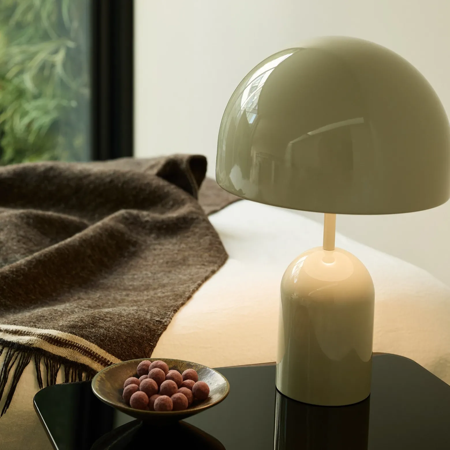 Lámpara de mesa recargable BELL PORTABLE de Tom Dixon, gris claro, 28 cm, IP44