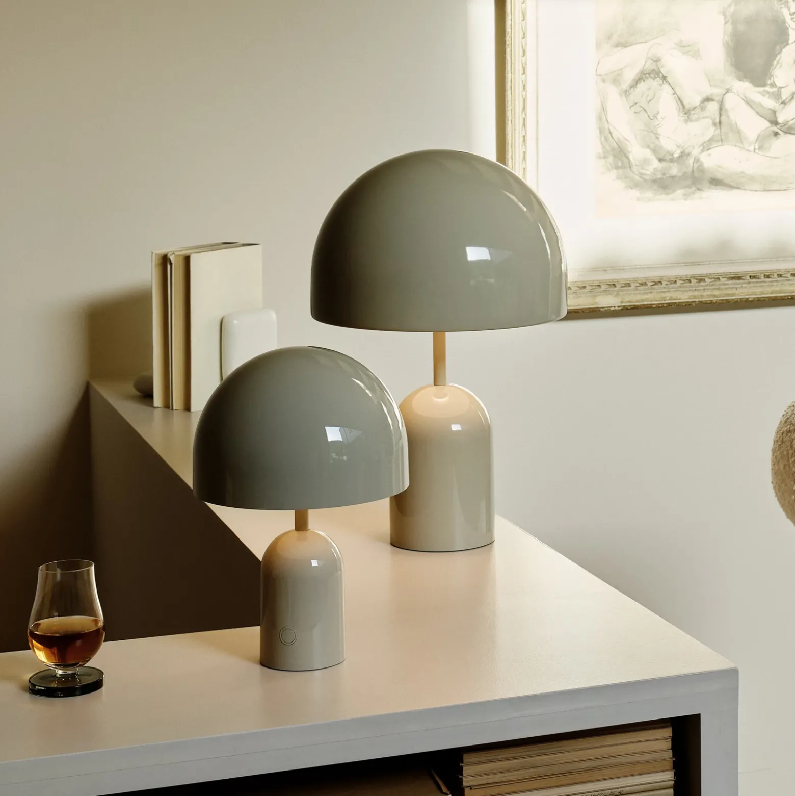 Lámpara de mesa recargable BELL PORTABLE de Tom Dixon, gris claro, 28 cm, IP44