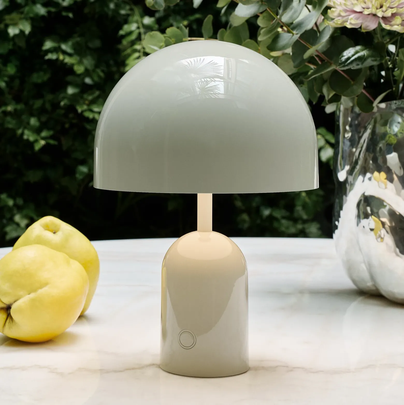 Lámpara de mesa recargable BELL PORTABLE de Tom Dixon, gris claro, 28 cm, IP44