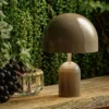 Lámpara de mesa recargable BELL PORTABLE de Tom Dixon, color topo, 28 cm, IP44