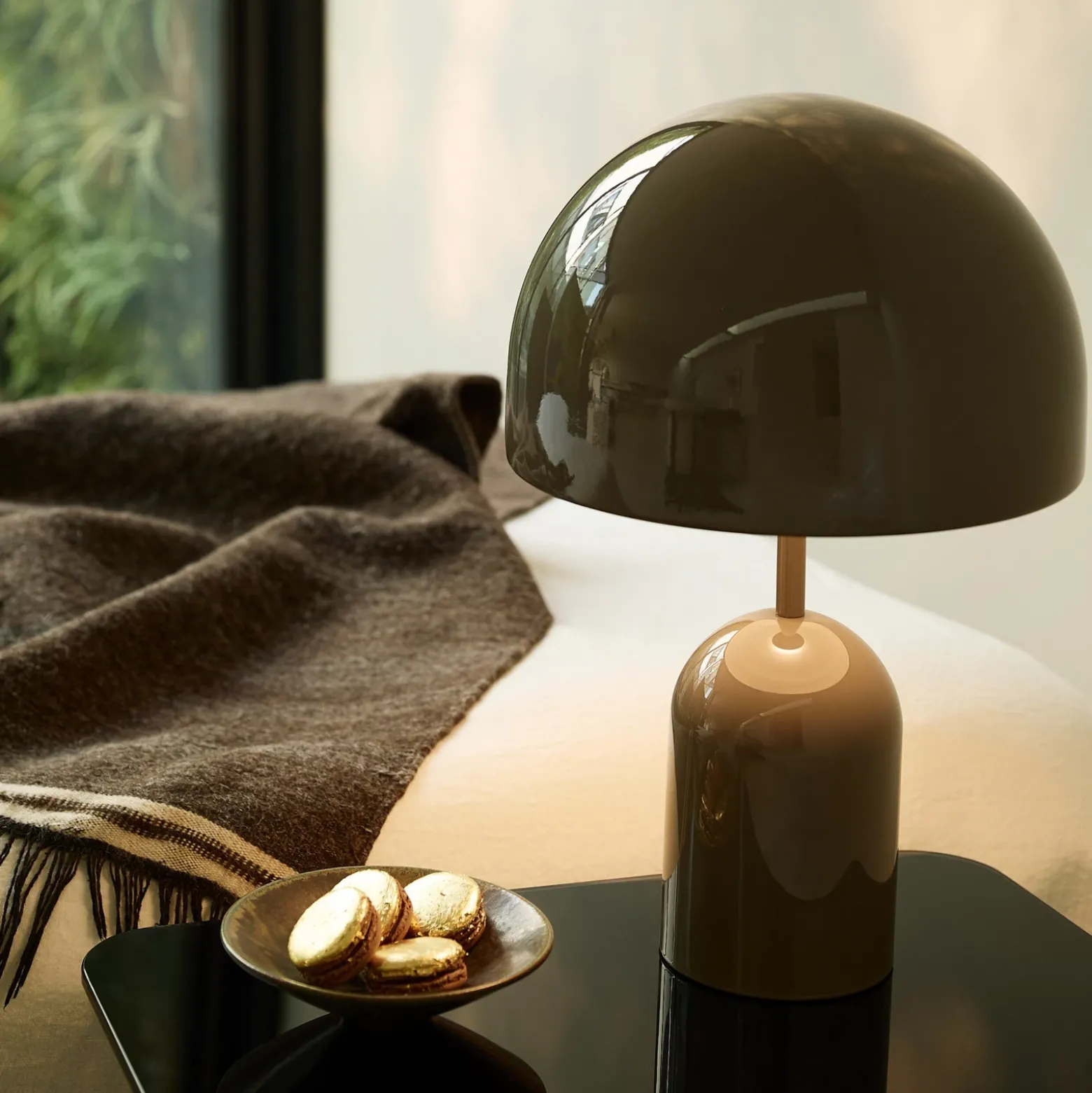 Lámpara de mesa recargable BELL PORTABLE de Tom Dixon, color topo, 28 cm, IP44
