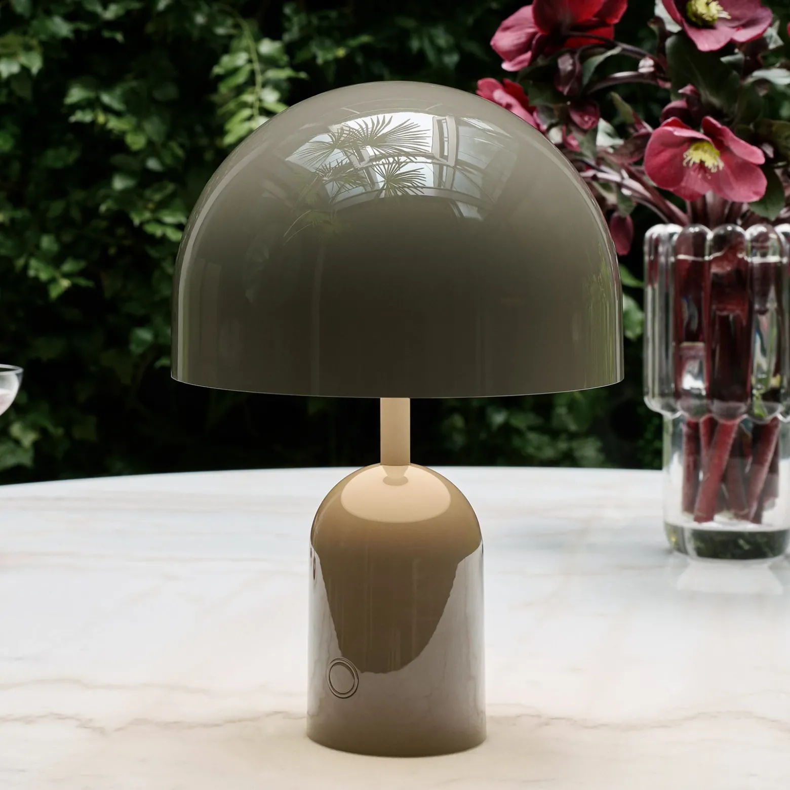 Lámpara de mesa recargable BELL PORTABLE de Tom Dixon, color topo, 28 cm, IP44