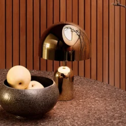Lámpara de mesa recargable BELL PORTABLE de Tom Dixon, cobre, 28 cm IP44