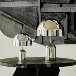Lámpara de mesa recargable BELL PORTABLE de Tom Dixon, plateada, 28 cm, IP44