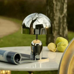 Lámpara de mesa recargable BELL PORTABLE de Tom Dixon, plateada, 28 cm, IP44