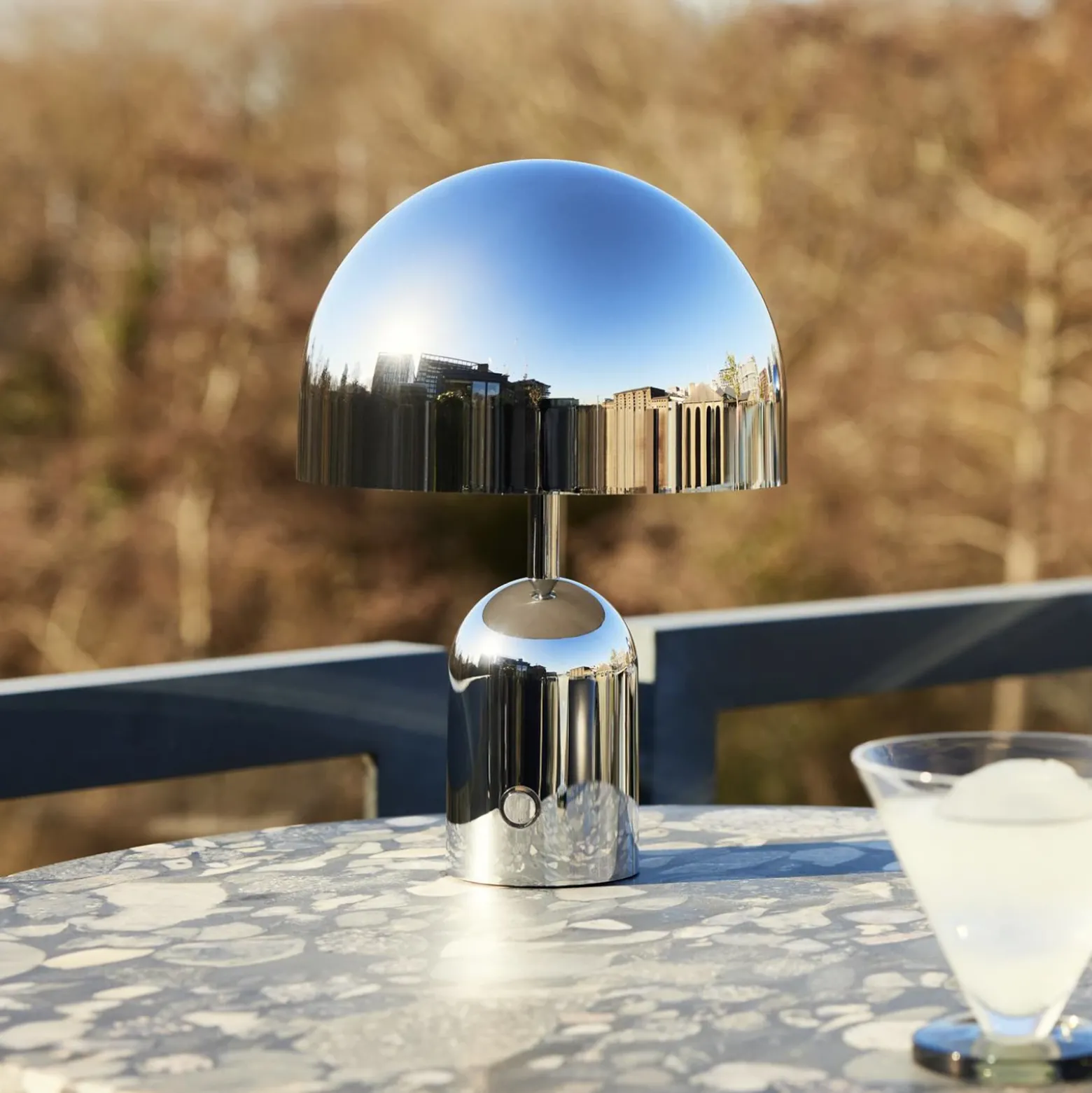 Lámpara de mesa recargable BELL PORTABLE de Tom Dixon, plateada, 28 cm, IP44
