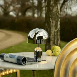 Lámpara de mesa recargable BELL PORTABLE de Tom Dixon, plateada, 28 cm, IP44