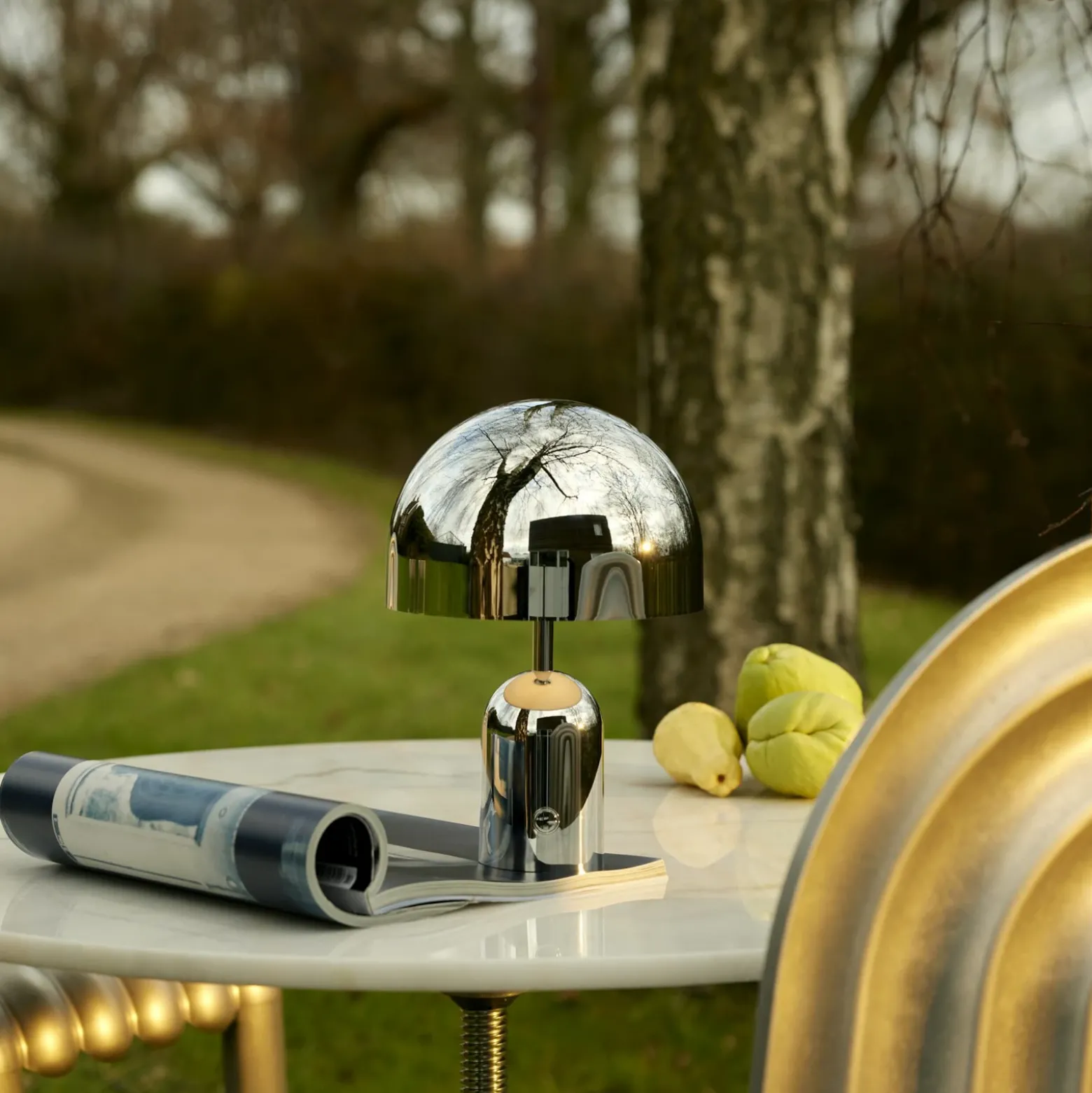 Lámpara de mesa recargable BELL PORTABLE de Tom Dixon, plateada, 28 cm, IP44