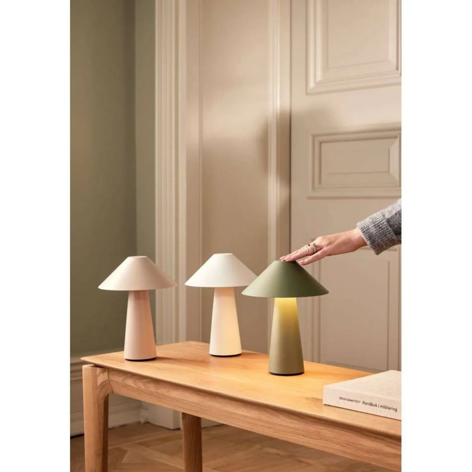 Lámpara de mesa recargable Cannes de Globen Lighting, blanca, 26 cm, IP44