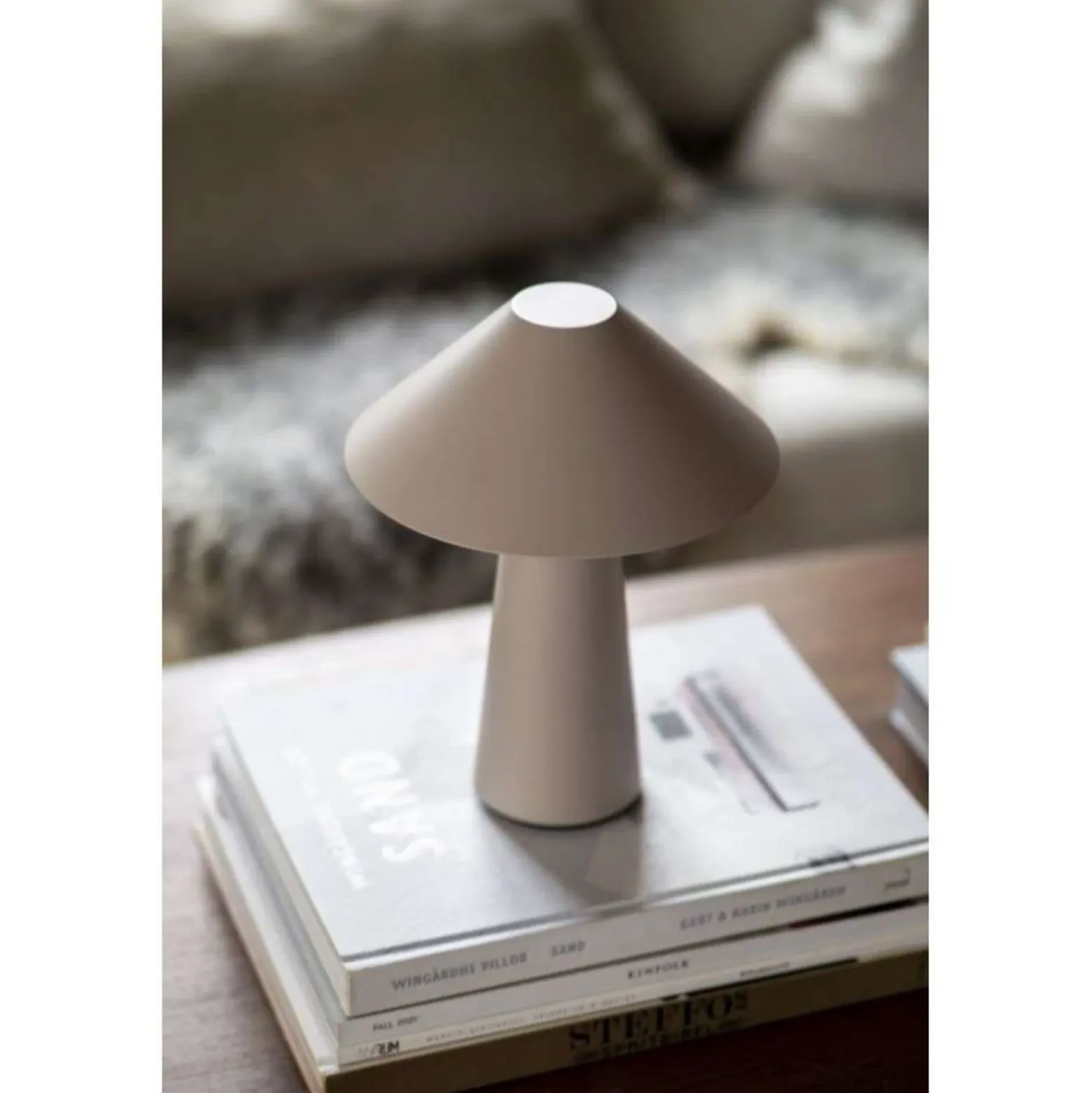 Lámpara de mesa recargable Cannes de Globen Lighting, blanca, 26 cm, IP44