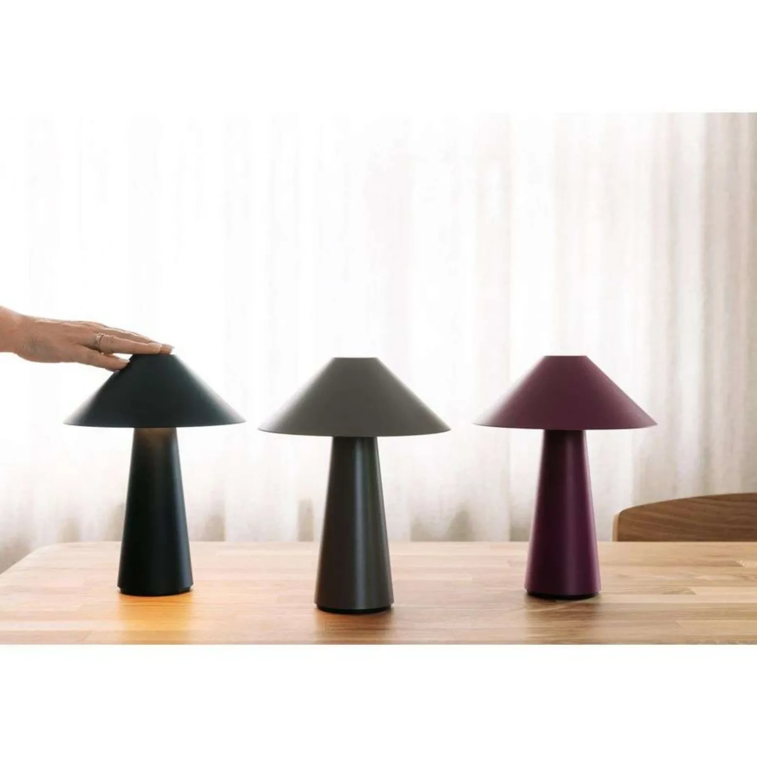 Lámpara de mesa recargable Cannes de Globen Lighting, negra, 26 cm, IP44