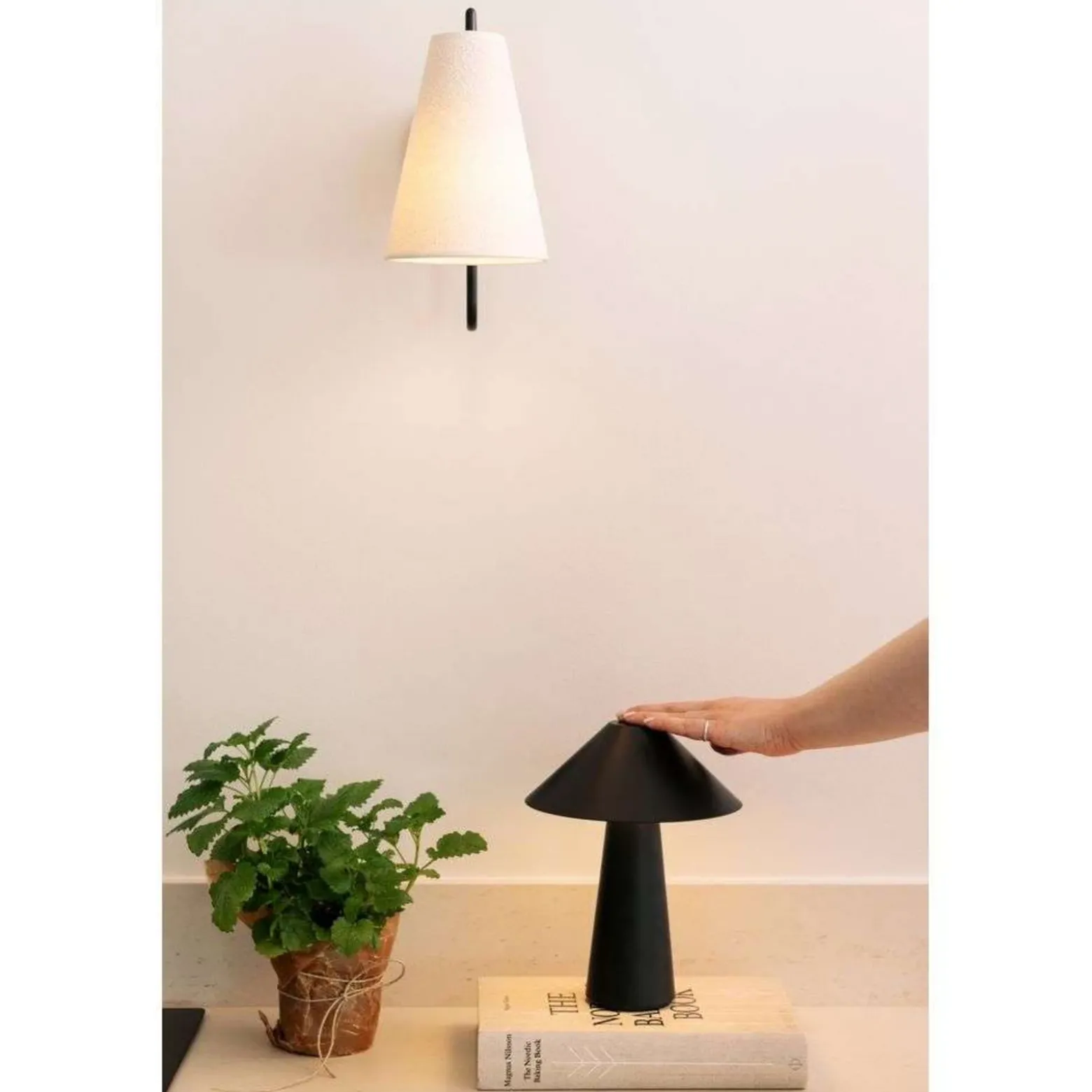 Lámpara de mesa recargable Cannes de Globen Lighting, negra, 26 cm, IP44