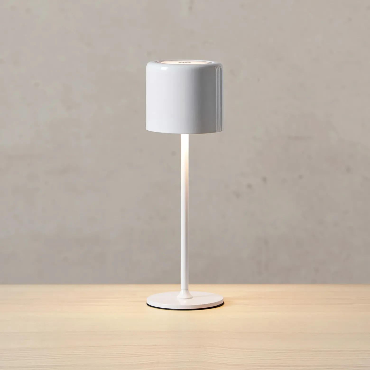 Lámpara de mesa recargable Filo para exteriores, blanca