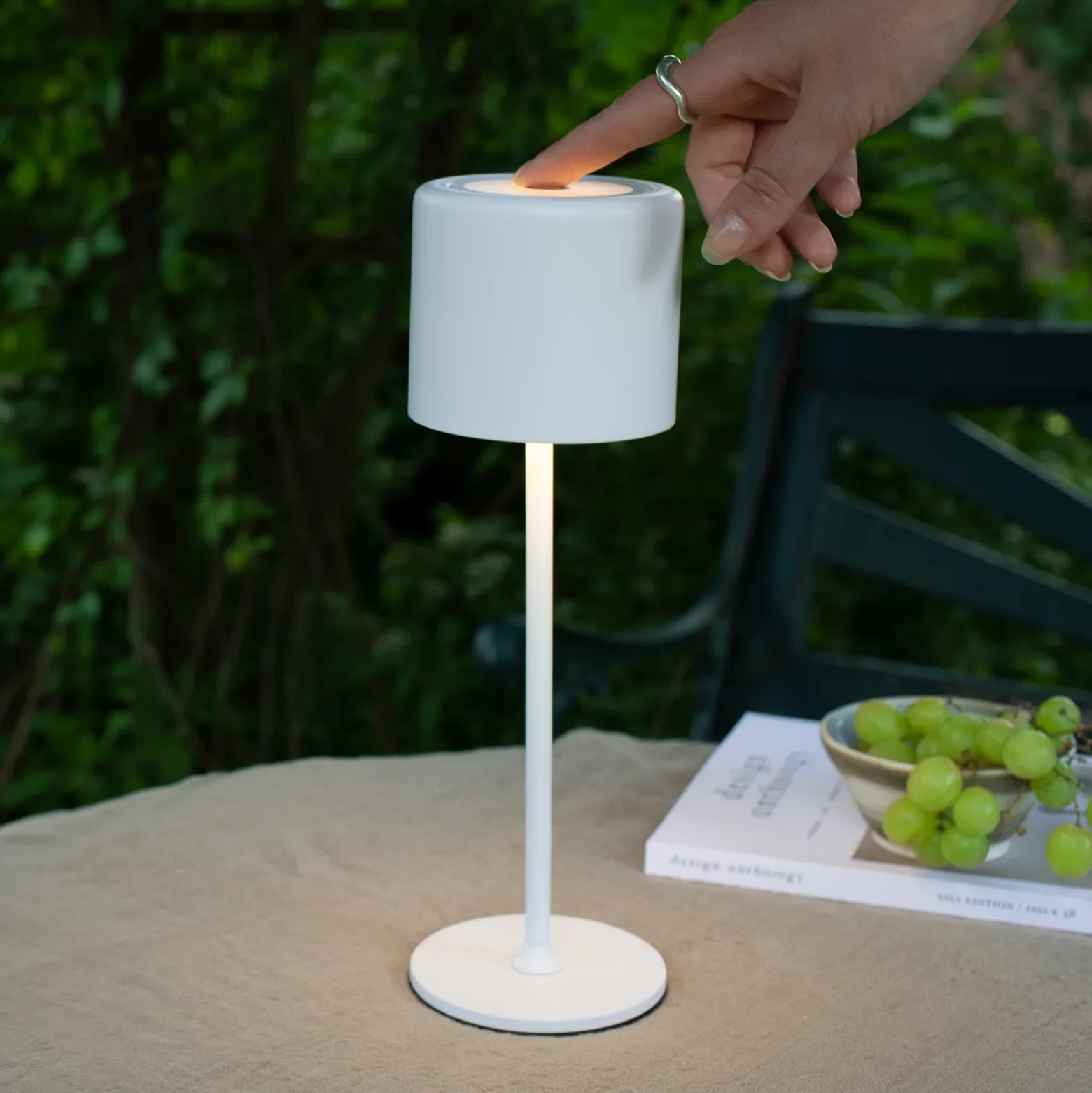 Lámpara de mesa recargable Filo para exteriores, blanca