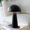 Lámpara de mesa recargable Fungi para exterior, negra