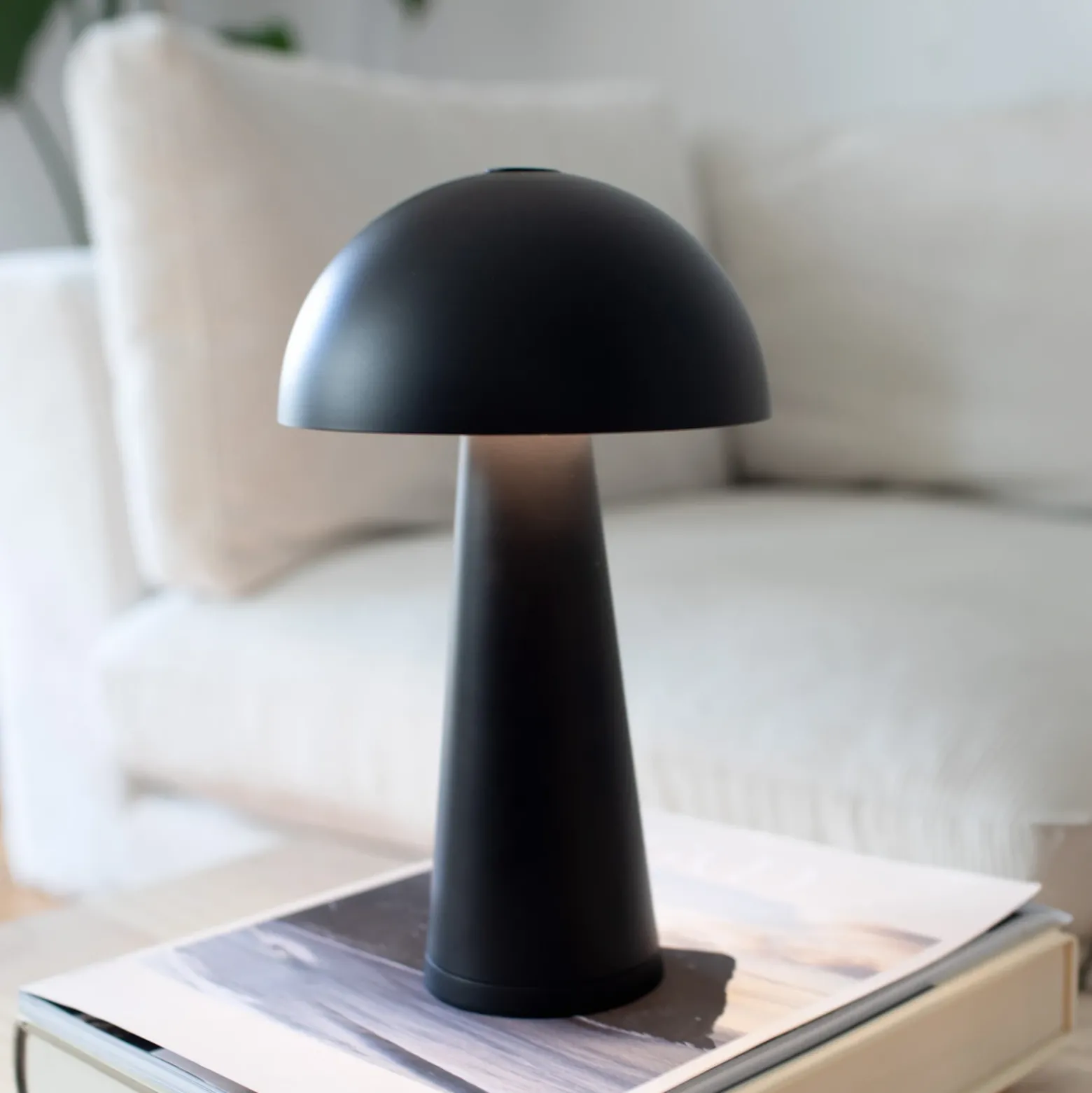 Lámpara de mesa recargable Fungi para exterior, negra