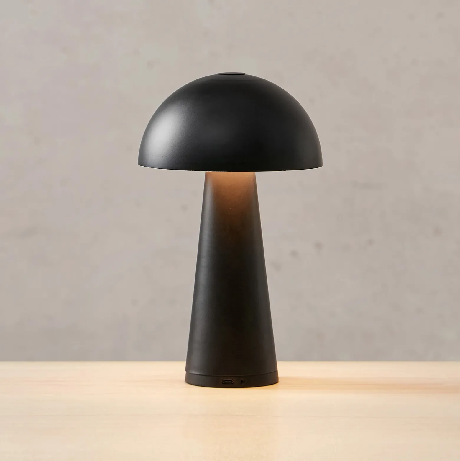 Lámpara de mesa recargable Fungi para exterior, negra