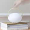 Lámpara de mesa recargable LED UMAGE Orbit, blanco/latón, IP44, CCT
