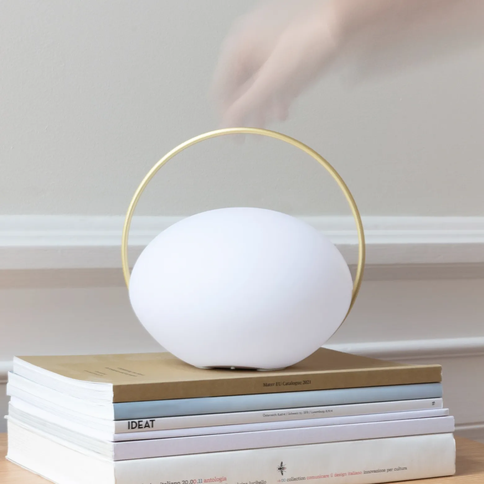 Lámpara de mesa recargable LED UMAGE Orbit, blanco/latón, IP44, CCT