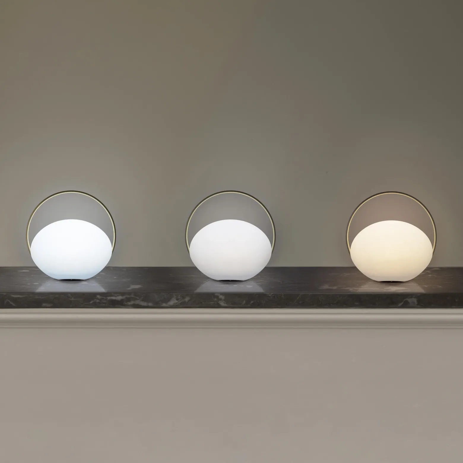 Lámpara de mesa recargable LED UMAGE Orbit, blanco/latón, IP44, CCT