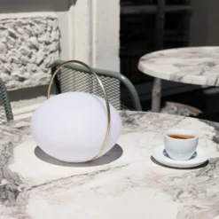 Lámpara de mesa recargable LED UMAGE Orbit, blanco/latón, IP44, CCT