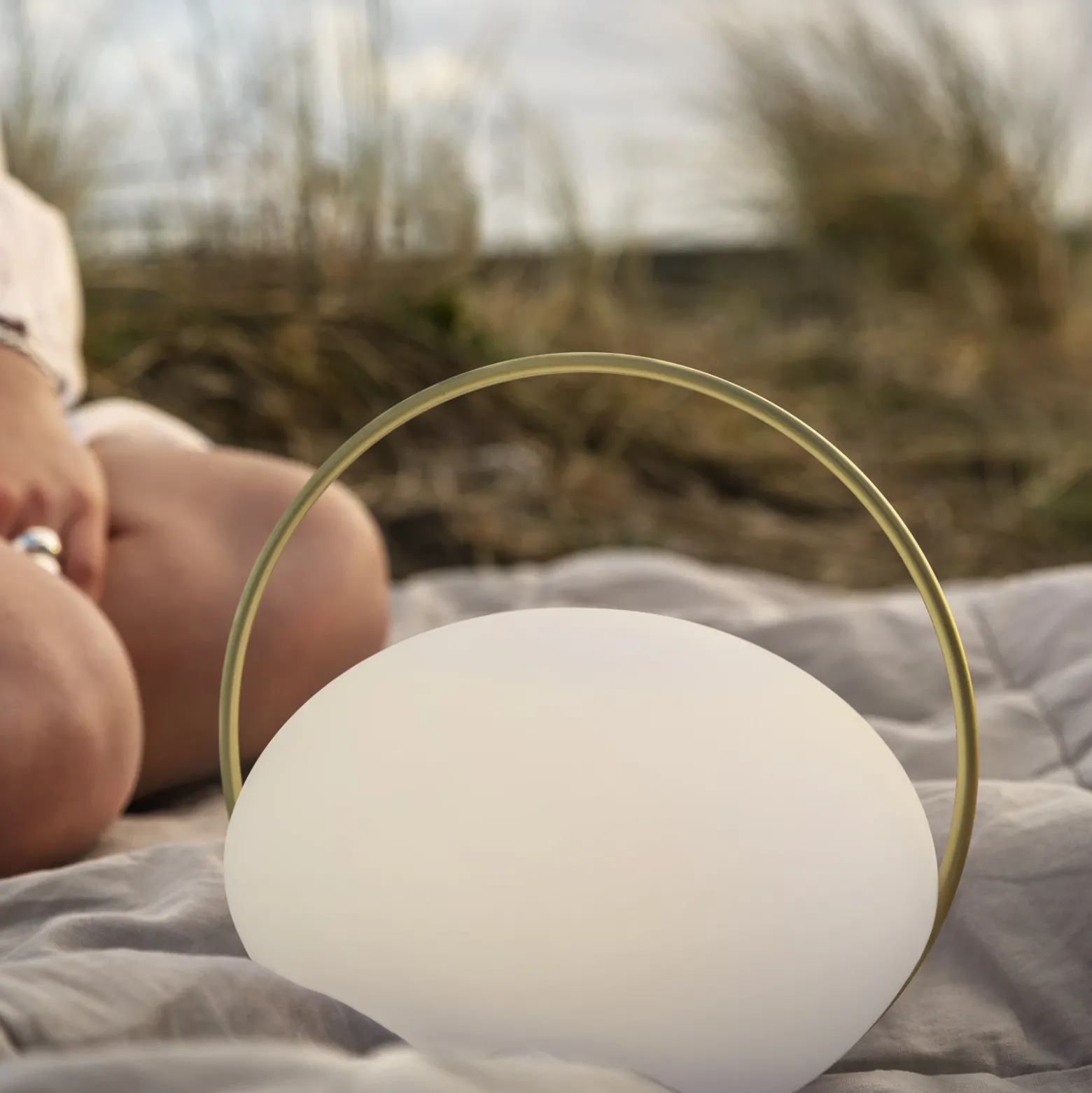 Lámpara de mesa recargable LED UMAGE Orbit, blanco/latón, IP44, CCT