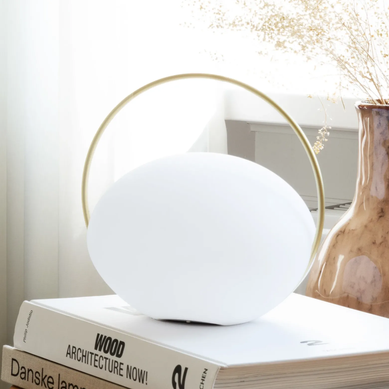 Lámpara de mesa recargable LED UMAGE Orbit, blanco/latón, IP44, CCT