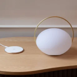 Lámpara de mesa recargable LED UMAGE Orbit, blanco/latón, IP44, CCT
