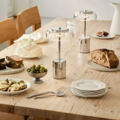 Lámpara de mesa recargable LED Nuura Blossi, altura 26 cm, cromado/transparente
