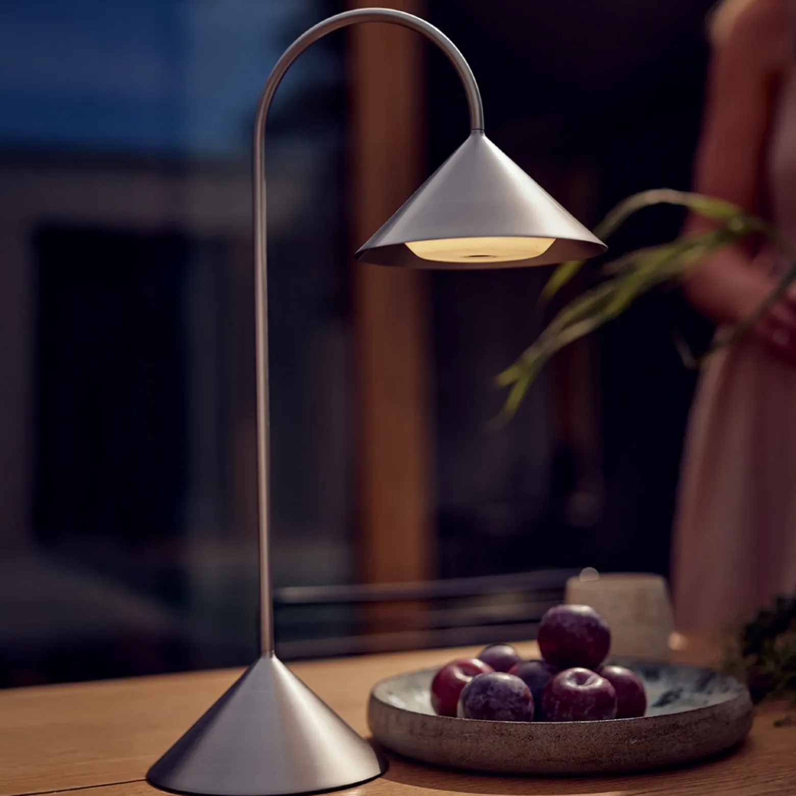 Lámpara de mesa recargable LED FRANDSEN Grasp, acero inoxidable, altura 47 cm