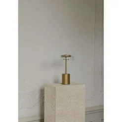 Lámpara de mesa recargable LED Nuura Blossi, altura 26 cm, color