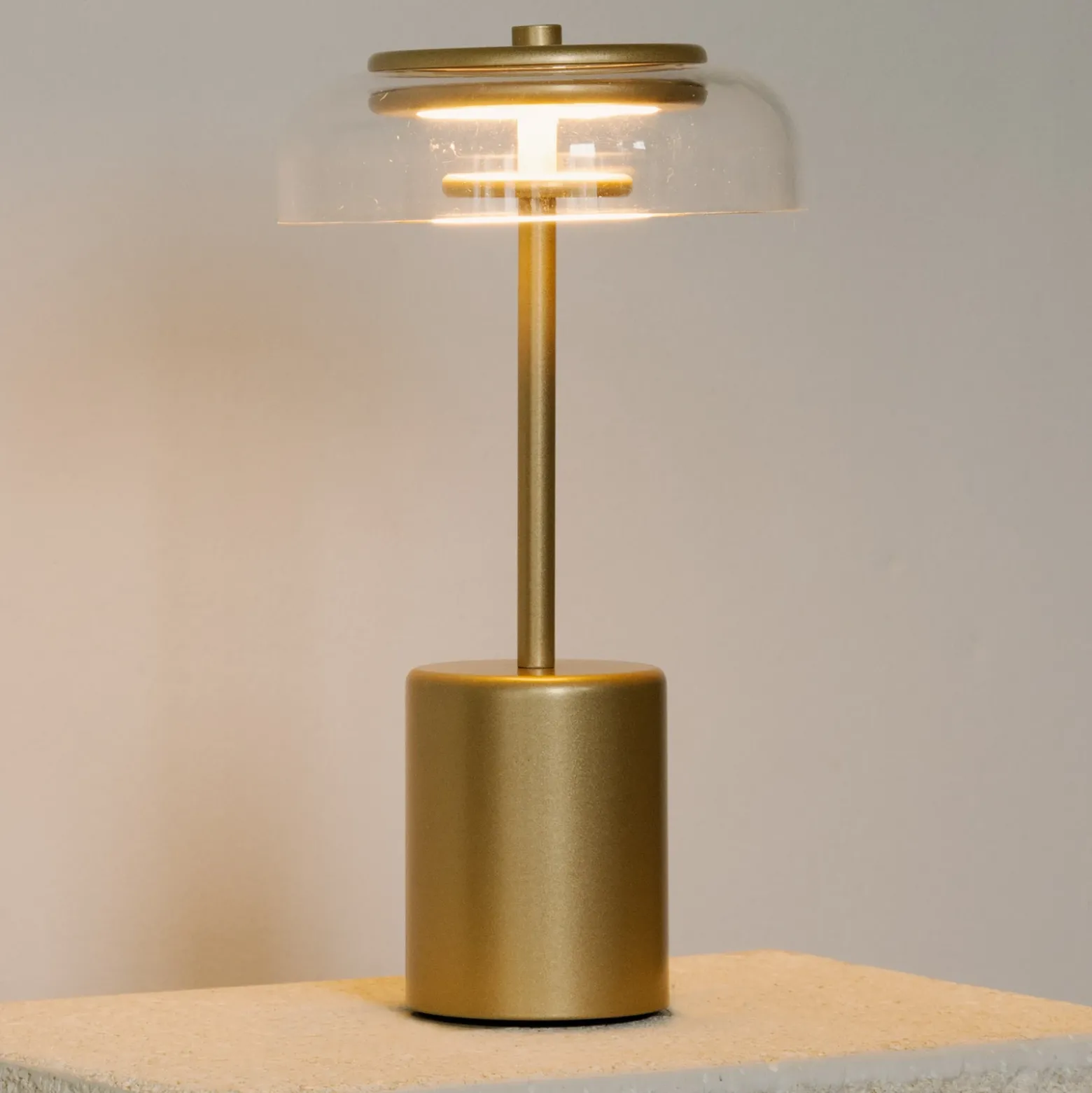Lámpara de mesa recargable LED Nuura Blossi, altura 26 cm, color