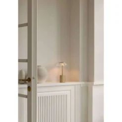 Lámpara de mesa recargable LED Nuura Blossi, altura 26 cm, color