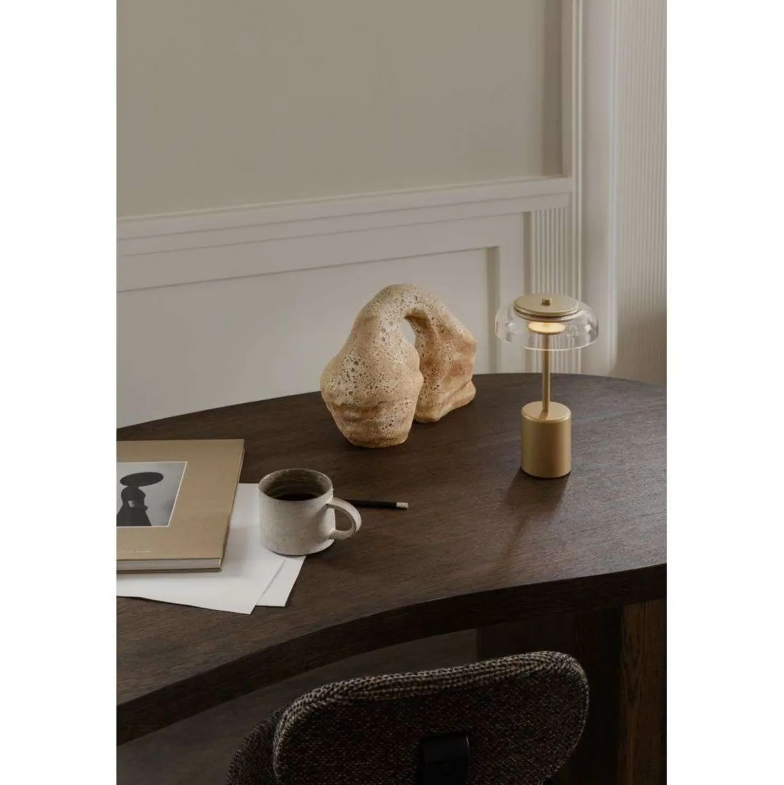 Lámpara de mesa recargable LED Nuura Blossi, altura 26 cm, color