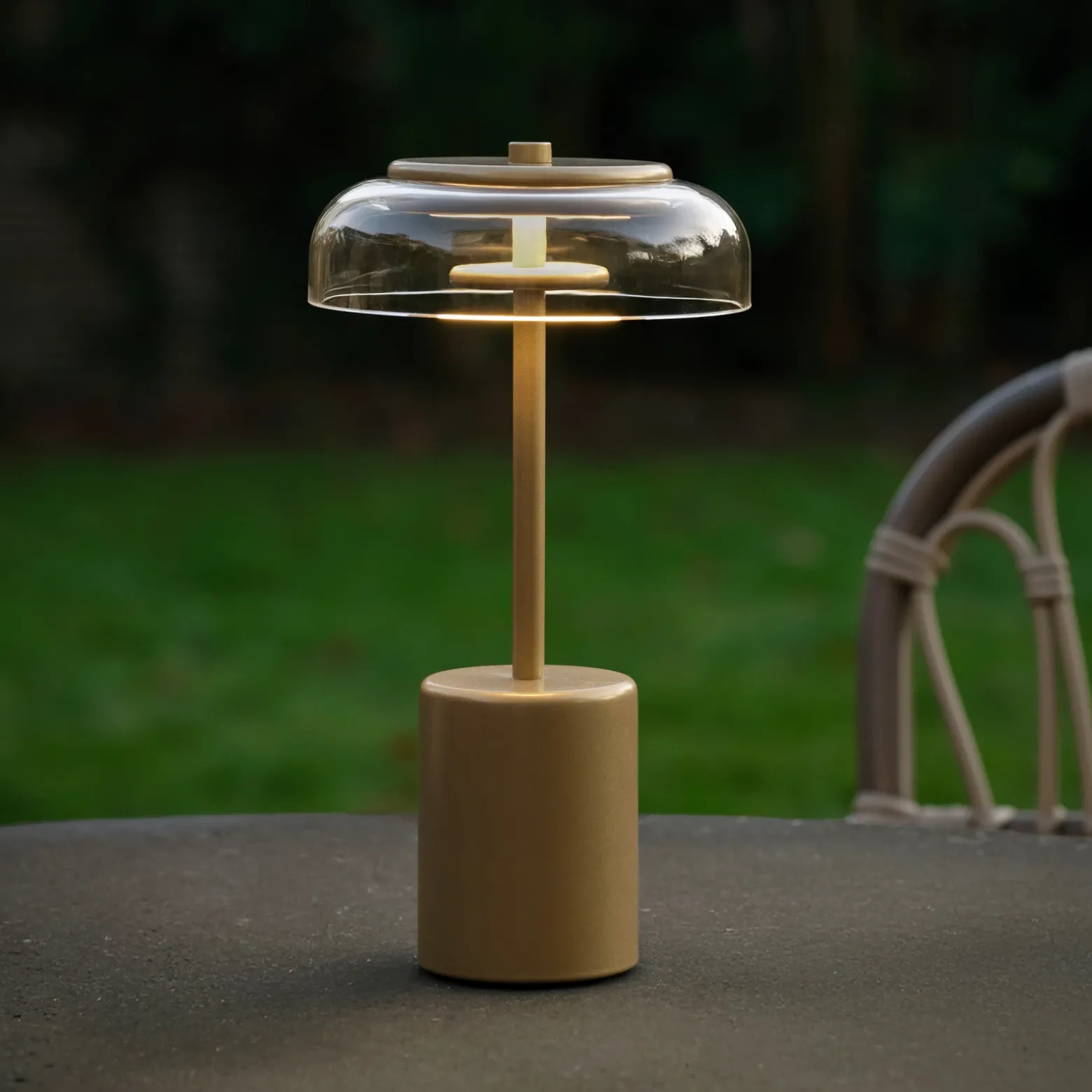 Lámpara de mesa recargable LED Nuura Blossi, altura 26 cm, color