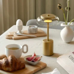 Lámpara de mesa recargable LED Nuura Blossi, altura 26 cm, color