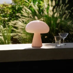 Lámpara de mesa recargable LED Gubi Obello, rosa empolvado, IP44, cristal