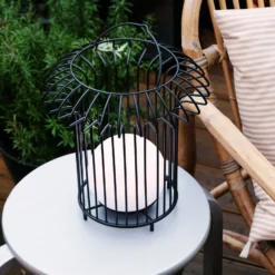 Lámpara de mesa recargable LED Basket de Dyberg Larsen, negra, metal