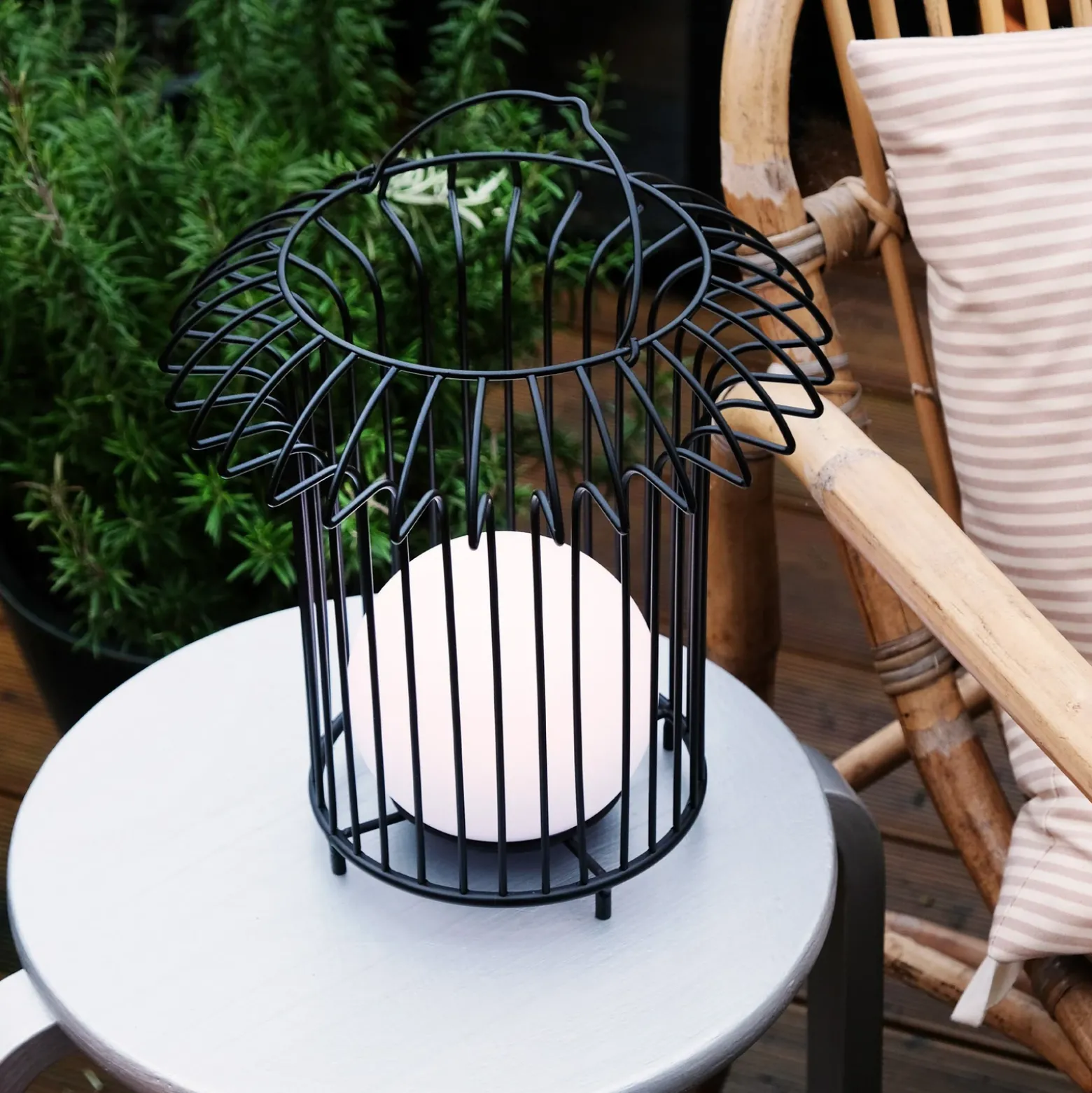 Lámpara de mesa recargable LED Basket de Dyberg Larsen, negra, metal