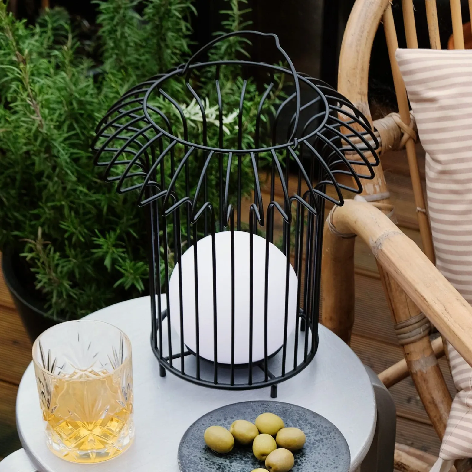 Lámpara de mesa recargable LED Basket de Dyberg Larsen, negra, metal