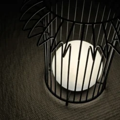 Lámpara de mesa recargable LED Basket de Dyberg Larsen, negra, metal