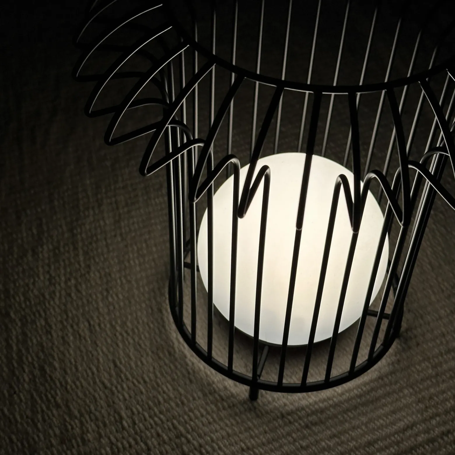Lámpara de mesa recargable LED Basket de Dyberg Larsen, negra, metal
